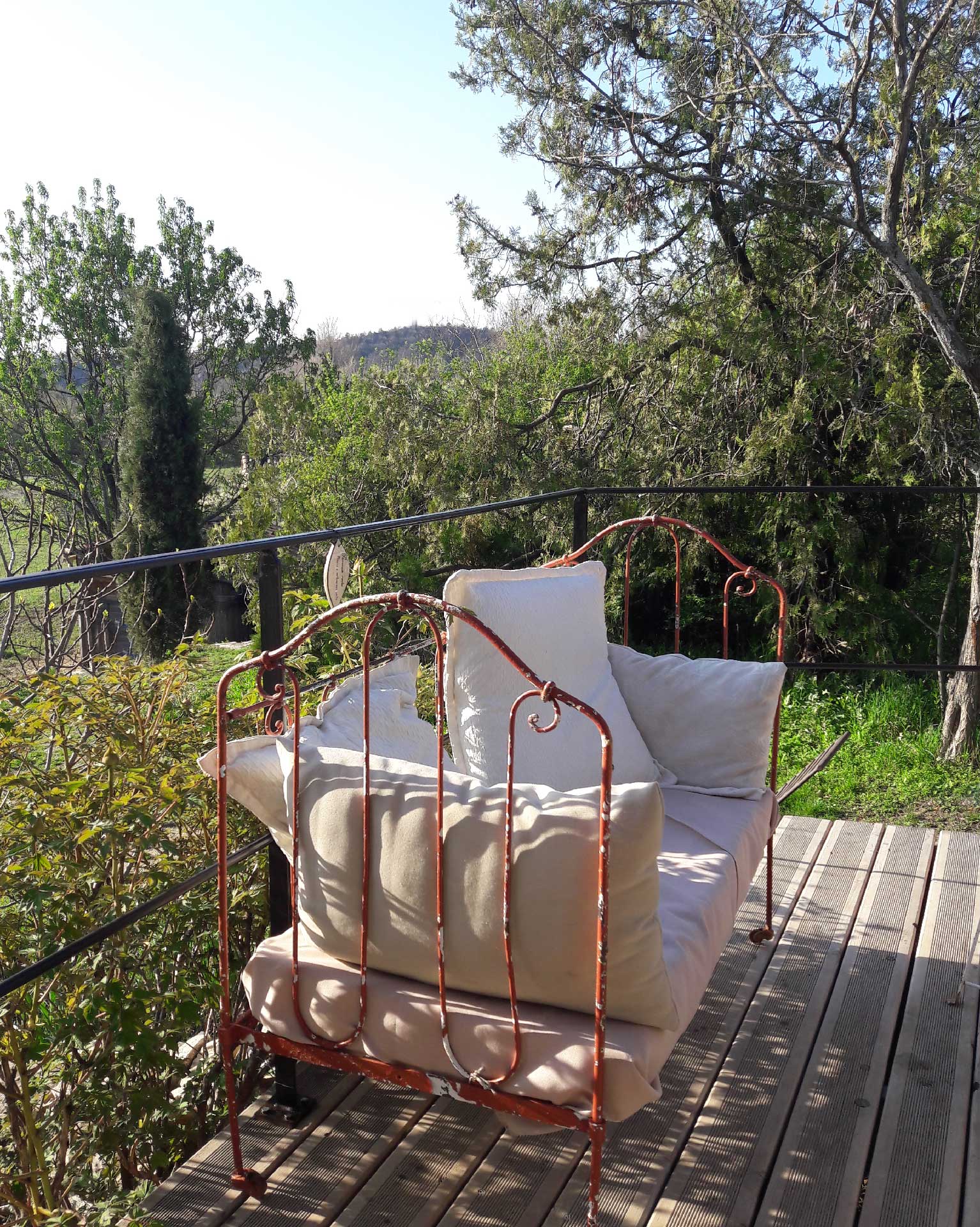 Vue champêtre de l'extérieur du Jas de Péguier en Provence, réceptions, mariages