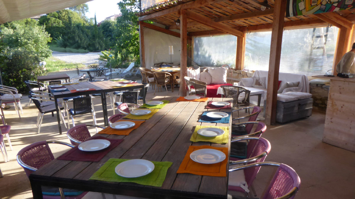 Les tables dressées pour le déjeuner sous la terrasse
