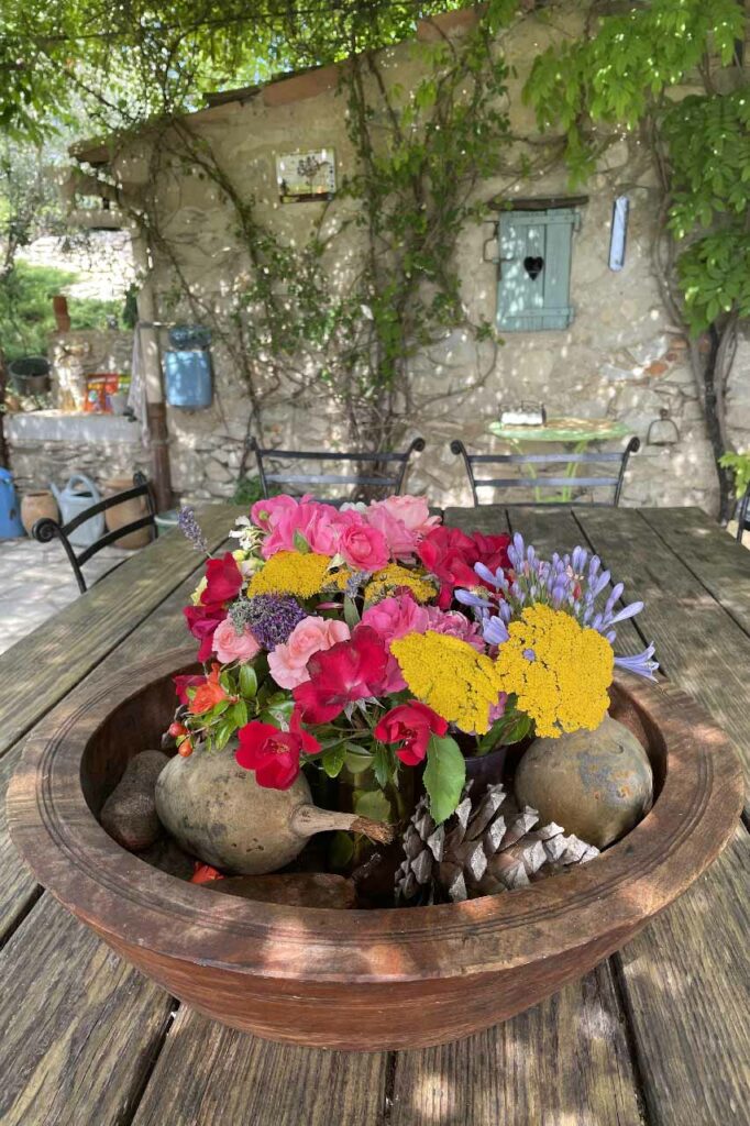 bouquet champêtre sur la table du jas de péguier